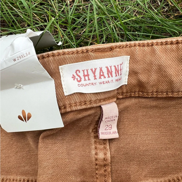 NWT Shyanne’s Woman’s Brown High Rise Flare Jeans Size W29 X L34 - Picture 4 of 10